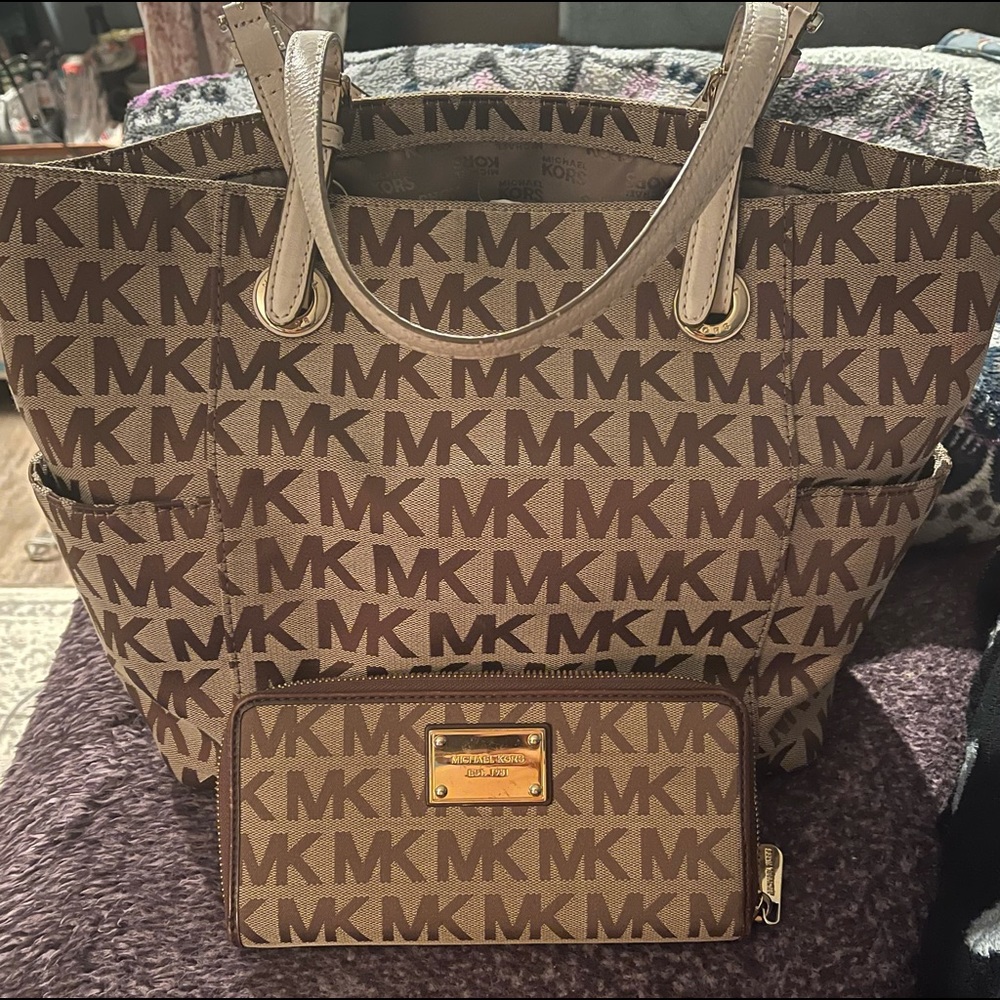 Michael kors medium abbey monogram wallet & tote